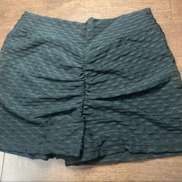 NEW TIKTOK HIGH RISE BLACK YOGA GYM BOOTY SHORTS WOMENS SIZE SMALL/MEDIUM - Picture 5 of 9